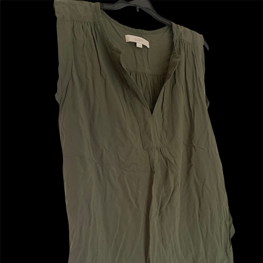 2/$6 🛍 LOFT Army Green Sleeveless V-neck tunic